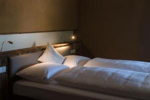A bed or beds in a room at Weingut Georgium