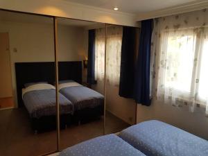 Gambar di galeri bagi Glass Veranda Chalet in nature, cleaning included di Garderen