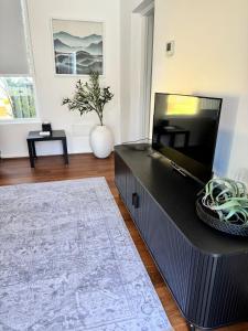 TV a/nebo společenská místnost v ubytování Villa Blue