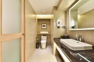 un bagno con lavandino e WC di Atour Hotel Beijing Yizhuang Mobile Silicon Valley a Daxing