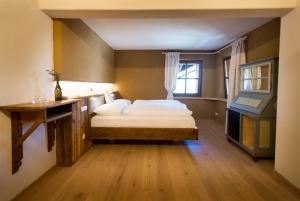A bed or beds in a room at Weingut Georgium