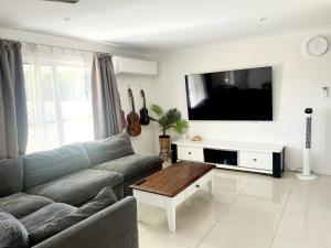 TV a/nebo společenská místnost v ubytování 3-Bedroom House in Central Hervey Bay