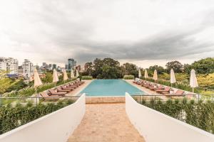 Bazén v ubytování Penh House Hotel nebo v jeho okolí