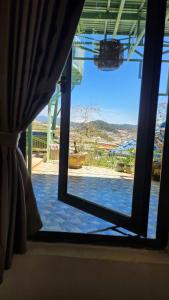 - une fenêtre avec vue sur la piscine d'eau dans l'établissement 3 Tầng Mây Homestay & Coffee, à Xuân Thọ
