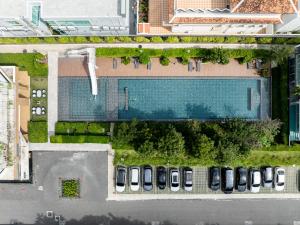 an overhead view of a swimming pool with parked cars at LUX- VERANDA PATTAYA - Residence in Jomtien Beach