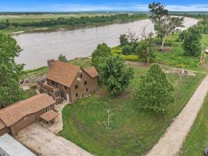 Relaxing River Cabin!的河岸房屋的空中景观
