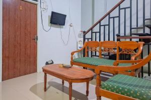 Posezení v ubytování RedDoorz Syariah at Fariza Guesthouse Kendal