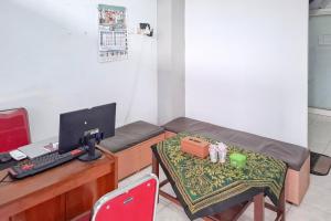 TV a/nebo společenská místnost v ubytování RedDoorz Syariah at Fariza Guesthouse Kendal + 20 fotografií