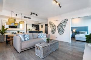 Postel nebo postele na pokoji v ubytování "Boutique Sky Villa" by Inn Paradise