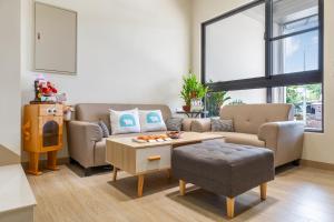 a living room with two couches and a table at 北極熊旅店 in Xiaoliuqiu