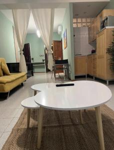 ヴェローナにあるApartHotel Verona Centro - Teatro Filarmonicoのリビングルーム(白いテーブル、ソファ付) +22枚の写真