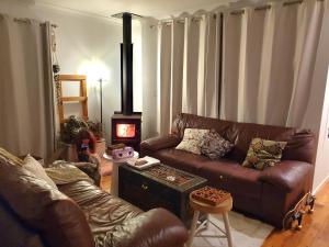 Area soggiorno di Otumoetai Shared Family Home - Sherwood Food Forest, New Zealand