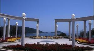 土庄町にあるCountry Inn The White Marineの花壇とベンチのある公園