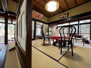 a dining room with a table and chairs in it at はたご屋ちゅうべ in Taki