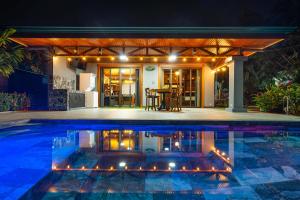 Πισίνα στο ή κοντά στο Kaluma Macaw Farmstay Villa