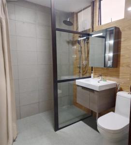 Koupelna v ubytování Nucifera Hotel Tambunan