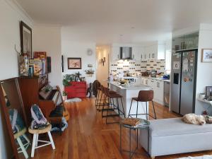 una cucina e un soggiorno con un divano e un tavolo di Otumoetai Shared Family Home - Sherwood Food Forest, New Zealand a Tauranga
