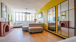 Una sala de estar con un sofá y una chimenea. en L'annexe, en Saint-Hilaire-sous-Romilly