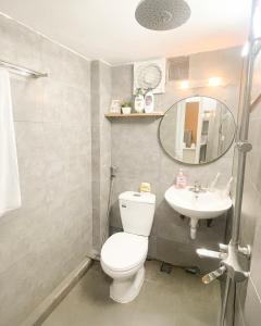 ハノイにあるNhiên House 2 Old Quarter 2nd floorのトイレと洗面台付きのバスルーム