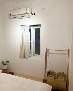 ハノイにあるNhiên House 2 Old Quarter 2nd floorのベッドと窓のある寝室 +6枚の写真