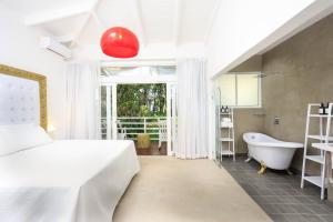 Ένα ή περισσότερα κρεβάτια σε δωμάτιο στο Villa Paparazzi - Private Beachfront Villa