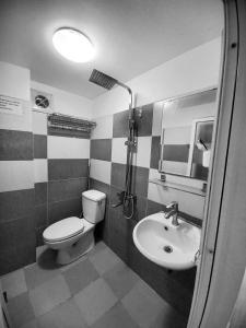 a bathroom with a toilet and a sink at Chỗ nghỉ cuối tuần in Hanoi