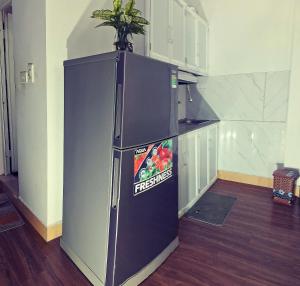 a refrigerator with a potted plant on top of it at Chỗ nghỉ cuối tuần in Hanoi +8 photos