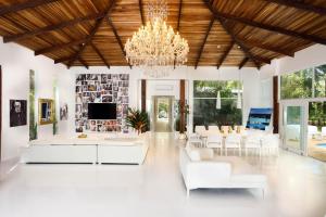Μια τηλεόραση ή/και κέντρο ψυχαγωγίας στο Villa Paparazzi - Private Beachfront Villa +58 φωτογραφίες