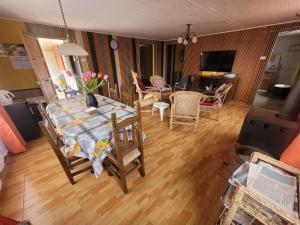 a living room with a dining table and chairs at Casa Grande en Pichilemu, playa caminando a 5 min in Pichilemu