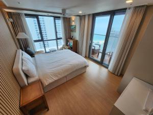 premium ocean view in HAEHUNDAE BONA TRAVEL客房内的一张或多张床位