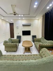 Elysian Nest 2BR Apartment Abdullah Gardens的休息区