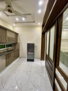 Elysian Nest 2BR Apartment Abdullah Gardens的厨房或小厨房