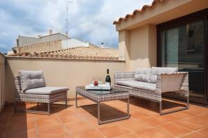 a patio with two chairs and a table on a balcony at Matarolux 5 in Mataró