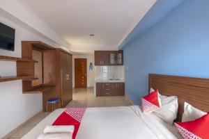 Кровать или кровати в номере Hotel O Cibubur Near Cibubur Junction Formerly Comfort Residence +16 фотографий