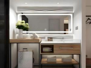 une salle de bain avec un lavabo et un grand miroir dans l'établissement Campanile Hotel Shenzhen Bay Convention and Exhibition Center, à Fenghuangwei 185 autres photos