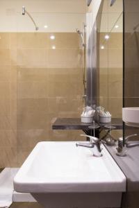 un bagno con un lavandino bianco e una doccia di Residenza Ki a Roma
