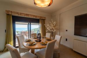 a dining room with a table and chairs and a window at Soul Sea Side View in Saterlí