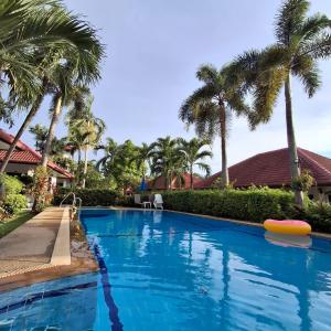 Bazén v ubytování D&K Smiley Phuket Resort nebo v jeho okolí