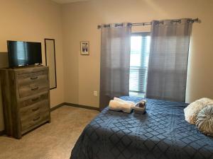 una camera da letto con un letto, una cassettiera e una televisione di Harbor Haven, Just 2 miles from Beale! a Memphis