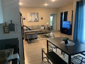 un soggiorno con un divano e un tavolo di Harbor Haven, Just 2 miles from Beale! a Memphis