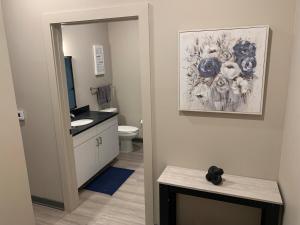 bagno con lavandino, servizi igienici e quadro di Harbor Haven, Just 2 miles from Beale! a Memphis Altre 29 foto