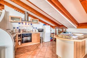 Køkken eller tekøkken på Villa Luce del Sol with Pool