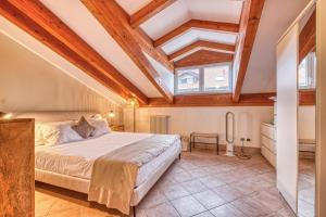 En eller flere senge i et værelse på Villa Luce del Sol with Pool