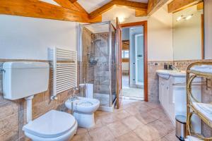 Et badeværelse på Villa Luce del Sol with Pool