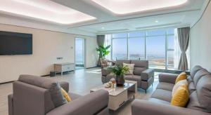 珠海市にあるZhuhai Dehan Hotelのソファと薄型テレビのあるリビングルーム