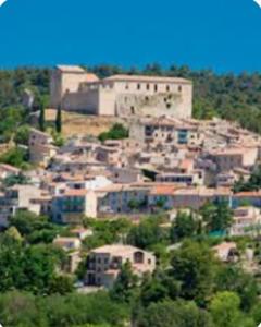 Γενική άποψη της πόλης Greoux-les-Bains ή θέα της πόλης από  αυτό το διαμέρισμα