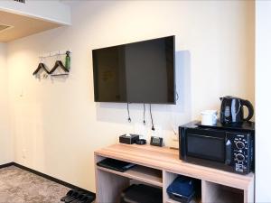 Kuchyň nebo kuchyňský kout v ubytování HOTEL LiVEMAX BUDGET Chofu-Ekimae