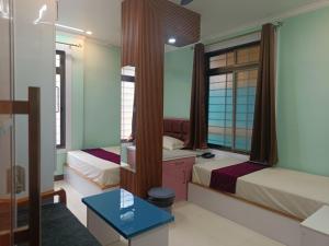 Giường trong phòng chung tại Chiitajyoti Home Stay