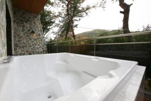 eine weiße Badewanne auf dem Balkon in der Unterkunft hotel gallery in Dongchang + 142 Fotos