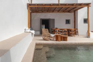 The swimming pool at or close to Siora of Paros - Ammiralis & Castelis